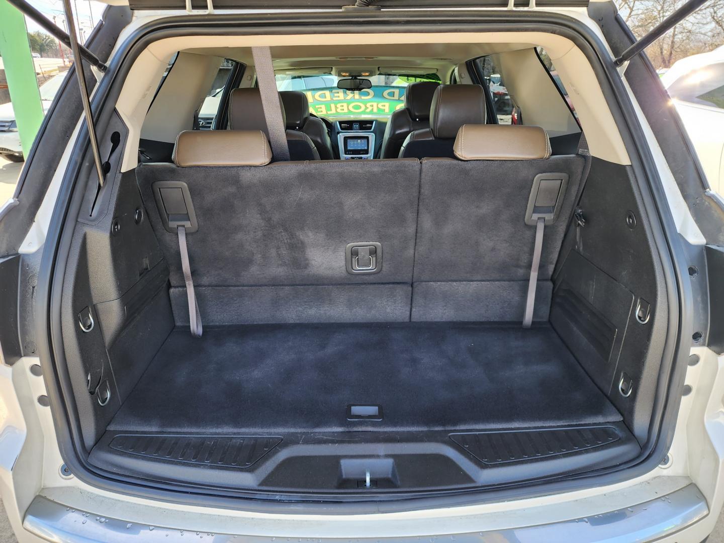 2014 DIAMOND WHITE /CAPPUCCINO GMC Acadia SLT (1GKKRRKD0EJ) , AUTO transmission, located at 2660 S.Garland Avenue, Garland, TX, 75041, (469) 298-3118, 32.885551, -96.655602 - Photo#20